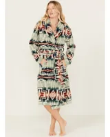 Bata de baño o descanso de algodón, de largo midi, con cuello chal y cinturón para ajustar a la cintura. Presenta un estampado geométrico de estilo nativo americano en tonos verde salvia, azul marino, terracota y crema.