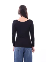 Remera negra de mangas largas con cuello redondo y estampado abstracto en tonos celeste, gris y blanco.