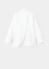 Camisa blanca de corte oversize y diseño largo, confeccionada en algodón. Presenta cuello camisero, cierre frontal con botones, mangas largas con puños abotonados y un distintivo diseño de espalda cruzada.