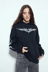 Canguro negro de silueta relajada con capucha, bolsillo canguro y estampados gráficos blancos en el pecho y las mangas.