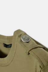 Camiseta de algodón color verde militar, de corte regular, con cuello redondo, manga corta y detalle de trabillas con botones en los hombros.
