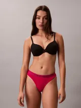 Bombacha tipo colaless de tiro bajo, confeccionada en algodón elástico. Presenta una cinturilla elástica con el logo de la marca estampado y refuerzo de algodón en la entrepierna.
