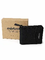 Billetera compacta Mistral de color negro, confeccionada en lona de algodón, con cierre perimetral y logo de la marca estampado en el frente.