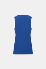Vestido corto azul, sin mangas, con cuello perkins y cierre posterior con cremallera oculta.