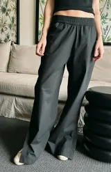 Pantalón semi oxford negro de poplín con cintura elastizada ancha, bolsillos delanteros, tiro medio y tajo en los laterales externos.