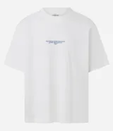 Remera oversized de algodón color blanco, con cuello redondo, manga corta y una estampa trasera en azul de estilo renacentista con la frase "Running from destiny singe antiquity".