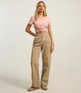 Remera azul de algodón con cuello en V y bolsillo en el pecho.