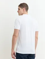 Chomba verde con cuello polo y tapeta de dos botones.