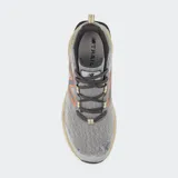 Championes de trekking New Balance Garoé V2, color gris con detalles en naranja y suela beige. Incorporan tecnología Fresh Foam X en la entresuela y suela AT Tread para mayor tracción en senderos.