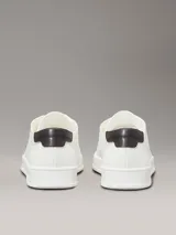Zapatillas de perfil bajo Calvin Klein confeccionadas en tejido de punto transpirable color blanco. Presentan un diseño minimalista con puntera revestida, suela de goma blanca y detalle de trabilla trasera en piel color negro con el logo de la marca en el lateral y la mediasuela.