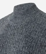 Chaleco de punto gris oscuro con textura jaspeada, diseño sin mangas, corte holgado y cuello alto tipo mock neck.