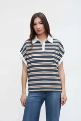 Musculosa tipo polo de corte relaxed, con diseño a rayas horizontales en tonos azul marino, blanco y tostado, cuello y puños blancos con vuelta, y media cartera con botones.