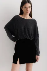 Minifalda marrón de cuero con tajo lateral.