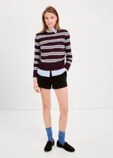 Sweater de punto con diseño de rayas horizontales en tonos bordó, azul claro y blanco, cuello redondo y mangas largas.