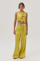 Top de tafeta metalizada color verde lima, con breteles finos y moño tableado en el frente.