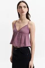 Musculosa de tiras finas color crema, con escote en V y vuelo en la base.