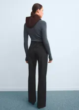 Pantalón de jean tiro alto con diseño wide leg, cinco bolsillos, cierre de cremallera y botón, y trabillas para cinturón.