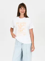 Remera de algodón color celeste con estampa frontal circular que incluye texto y diseño floral.