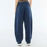 Pantalón de jogging azul marino con diseño de corte barrel y cintura elástica.