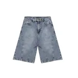 Bermuda de jean estilo baggy, con corte holgado y diseño de tiro medio. Presenta costuras laterales reforzadas, bolsillos traseros amplios y ruedo con terminación clásica.