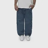 Pantalón de jean estilo baggy con diseño cargo, corte holgado y bolsillos laterales con solapa. Presenta costuras horizontales a la altura de la rodilla y terminación con elástico en los tobillos.