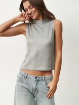 Musculosa sin mangas color plateado con cuello alto y textura acanalada.