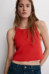 Top de punto acanalado color rojo, con cuello redondo y diseño de tirantes anchos tipo racerback.
