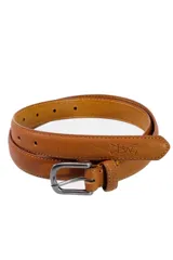 Cinturón marrón de cuero con hebilla metálica plateada.