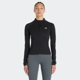 Campera deportiva New Balance de ajuste entallado, color negro, con cierre frontal completo, cuello alto y mangas largas. Presenta costuras reforzadas y el logo reflectante de la marca en el pecho.