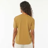 Camiseta color verde con cuello de pico y corte estándar.