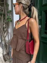 Top de tirantes finos color marrón chocolate, con escote en V y pechera con volados y frunces.