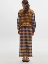 Falda midi de punto con estampado de rombos en tonos marrón y azul, corte recto y cintura elástica.