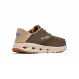 Championes Columbia de diseño náutico, color marrón con detalles en beige. Presentan una parte superior mixta de cuero y lona, con talón plegable y cordones elásticos. Incluyen orificios de drenaje en la entresuela para mayor comodidad en entornos húmedos.