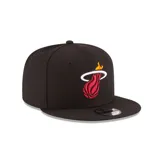 Gorro New Era negro con el logo del equipo de baloncesto Miami Heat bordado en el frente.