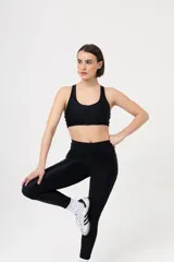 Top deportivo azul con espalda estilo nadador y aberturas geométricas.