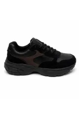 Zapatilla urbana color negro con detalles en marrón oscuro, confeccionada en una combinación de cuero y gamuza, con suela robusta y cordones al tono.