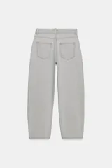 Jeans de tiro medio con corte tapered, confeccionados en denim de color negro con costuras en contraste. Presentan diseño de cinco bolsillos, trabillas en la cintura y cierre frontal con cremallera y botón.