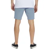 Short azul de largo medio con bolsillos laterales y traseros.