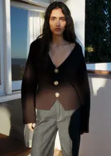 Pantalón de jean gris oscuro, de corte wide leg y tiro alto.