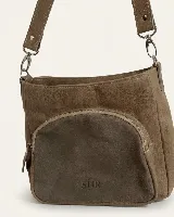 Cartera bandolera de cuero color marrón, con diseño compacto, correa ajustable y un bolsillo frontal externo de gamuza con cierre y el logo grabado de la marca.