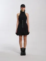 Minifalda negra de nylon con pretina alta, cierre delantero y forro de algodón.