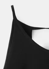 Jardinera larga color negro, de corte recto, con cuello halter, sin mangas y espalda abierta.