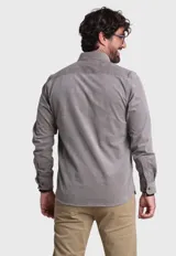 Camisa de pana azul marino de manga larga con cuello abotonado.