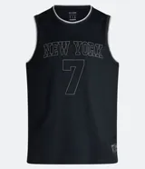 Musculosa deportiva de baloncesto negra con cuello y sisas en blanco. Estampado frontal con la leyenda "New York" y el número 7.