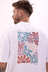 Remera color crudo de corte holgado con estampado pequeño en el frente.
