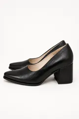 Zapatos de tacón alto de cuero negro, con punta cuadrada y taco bloque forrado.