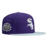 Gorro New Era 59FIFTY del equipo de béisbol Chicago White Sox, color violeta con visera gris. Presenta el logo del equipo bordado en el frente y un parche conmemorativo del estadio Comiskey Park en el lateral.