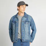 Chaqueta vaquera celeste de corte clásico con cuello camisero, cierre frontal con botones metálicos, bolsillos con solapa abotonada en el pecho y bolsillos laterales.