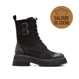 Bota de cuero negra con cordones y hebillas decorativas. Tiene suela track y taco bajo.