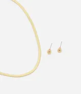 Conjunto de bisutería compuesto por un collar corto tipo cadena de serpiente plana y un par de aros tipo topo con diseño de gota y detalle de zirconia.